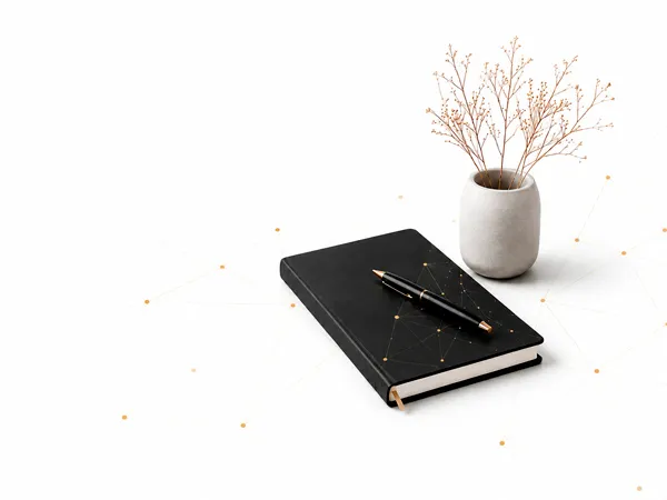 Cuaderno negro con bolígrafo y jarrón decorativo sobre fondo blanco con líneas sutiles de conexiones doradas