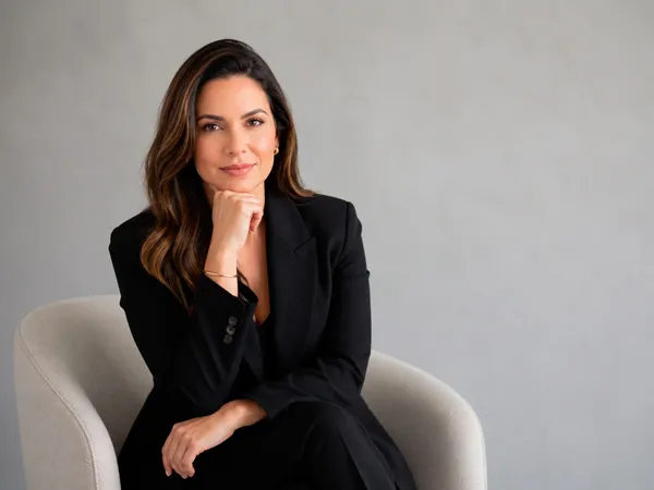Retrato profesional de Ana María Lara con estética elegante y minimalista para la sección Sobre Ana